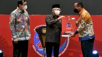 Wapres Serahkan Penghargaan kepada Gubernur Andi Sudirman Sebagai Pembina Kabupaten/Kota Peduli HAM