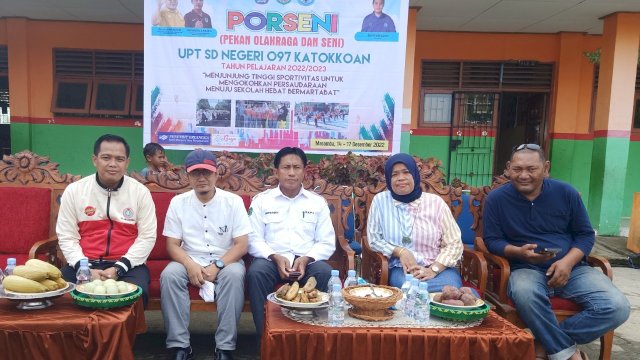Pembukaan Pekan Olahraga dan Seni (Porseni) Tingkat UPT SD Negeri 097 Katokkoan, Rabu (14/12/2022), berlangsung meriah. Kemeriahan tersebut diwarnai dengan pelaksanaan pawai defile yang melibatkan kurang lebih 670-an murid.