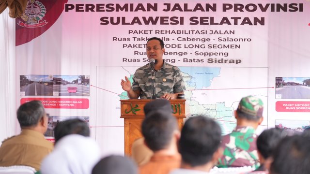 Gubernur Sulawesi Selatan, Andi Sudirman Sulaiman meresmikan dua paket penanganan ruas jalan Provinsi di Kabupaten Soppeng.