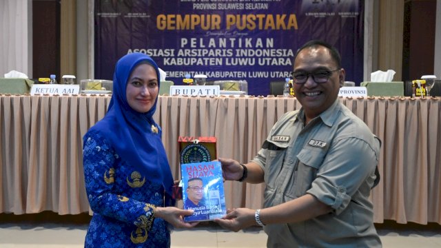  Bupati Luwu Utara Indah Putri Indriani menghadiri kegiatan penerimaan Gempur Pustaka yang dirangkaikan dengan pelantikan asosiasi arsiparis indonesia (AAI) Kabupaten Luwu Utara periode 2022-2025.