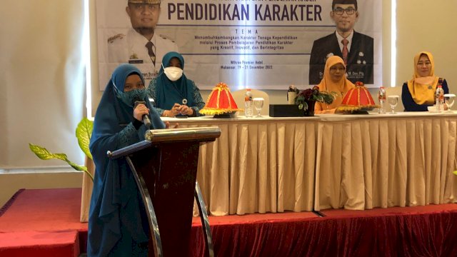 Ketua Tim Penggerak Pemberdayaan dan Kesejahteraan Keluarga (TP-PKK) Provinsi Sulawesi Selatan Naoemi Octarina Membuka pelatihan sekaligus memberikan arahan pada kegiatan workshop pembentukan dan penguatan kader pendidikan dan karakter&nbsp;