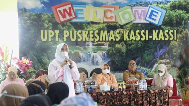 Ketua TP PKK Kota Makassar, Indira Yusuf Ismail bersama Wakil Wali Kota Makassar, Fatmawati Rusdi menggaungkan kampanye SADARI atau Periksa Payudara Sendiri dan pemeriksaan inspeksi visual asetat atau IVA.