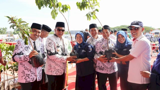 Peringatan HUT ke-77 PGRI Hari Guru Nasional di Kabupaten Bulukumba, berlangsung meriah. Sebanyak 9 ribu Guru tumpah ruah mengikuti upacara di Stadion Mini Bulukumba, Rabu, 21 Desember 2022.