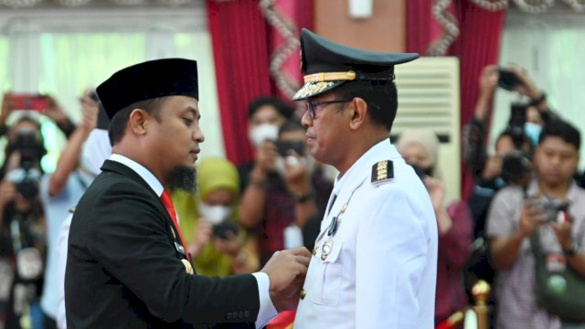Gubernur Sulsel Andio Sudirman Sulaiman menyamatkan Pin Jabatan kepada Pj Bupati Takalar, Andi Stiawan Aswad 