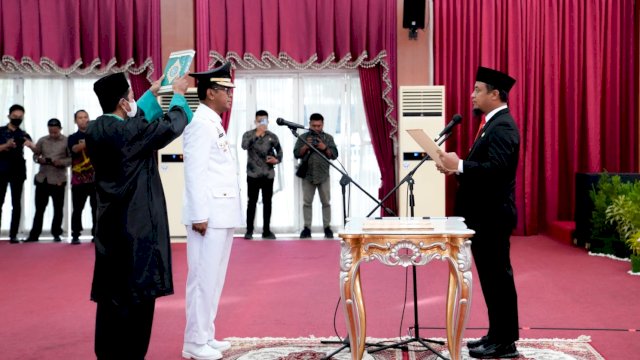 Gubernur Sulsel Andi Sudirman Sulaiman Mengambil Sumpah Jabatan Andi Setiawan Aswad Sebagai Pj Bupati Takalar 