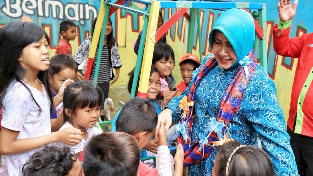 Ketua TP PKK Kota Makassar, Indira Jusuf Ismail Menyapa Anak-Anak di Puncak Perayaan Hari IBU