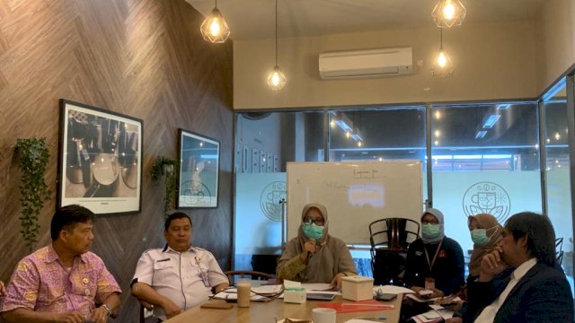 Tahun 2021, jumlah penemuan dan pengobatan ODHA provinsi Sulsel berada di urutan ke-7 secara nasional. Data penemuan kasus HIV kumulatif sejak tahun 2005 sampai bulan November 2022 yakni 16.428 kasus HIV positif dan 5.940 kasus AIDS.