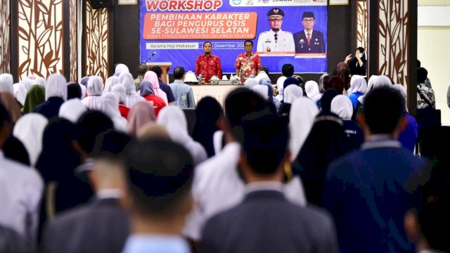 Gubernur Sulawesi Selatan, Andi Sudirman Sulaiman memberikan motivasi kepada sekitar 1000 pengurus OSIS pada SMA/SMK Negeri dan Swasta se Sulawesi Selatan.