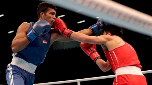 Petinju peraih medali emas SEA Games Vietnam 2021, Maikhel Roberrd Muskita tampil gagah dalam balutan busana Polri. Tanda pangkat satu strip berbentuk segitiga perak (Brigadir Dua) tersemat di pundak.