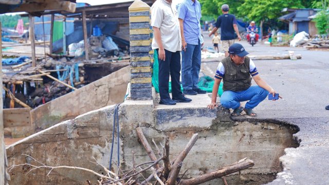 Bupati Bantaeng Ilham Azikin Meninjau Perbaikan Jalan yang Lonsor Akibat Abrasi Air Laut