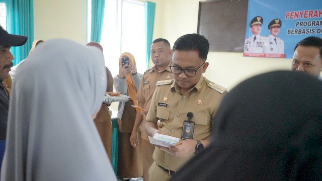 Pemerintah Kabupaten Bantaeng kembali menyalurkan bantuan modal usaha berbasis dusun dan RW di dua kecamatan di Bantaeng. Kedua kecamatan yang tersentuh itu adalah Kecmatan Sinoa dan Kecamatan Ulu Ere.