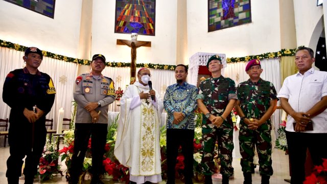 Jemaat kristiani menyambut hangat kunjungan Gubernur Sulawesi Selatan, Andi Sudirman Sulaiman beserta jajaran Forkopimda Sulsel pada malam Natal 2022, Sabtu (24/12/2022).