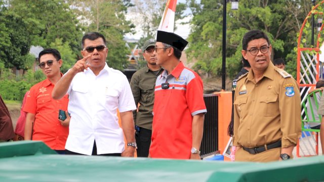 Bupati Bulukumba Andi Muchtar Ali Yusuf meresmikan Infrastruktur Berbasis Masyarakat (IBM) melalui program Kota Tanpa Kumuh atau Kotaku di Lingkungan Teko, Kelurahan Tanah Kongkong, Kecamatan Ujung Bulu, Selasa, 27 Desember 2022. Ia meminta warga untuk menjaga keindahan Taman Teko tersebut.