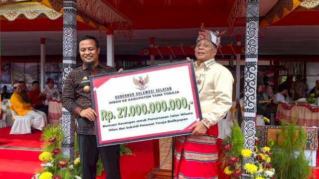 Gubernur Sulsel Andi Sudirman Sulaiman Memberikan Sumbangan kepada Pemerintah Kabupaten Tana Toraja 