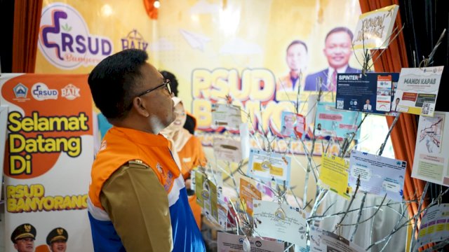 Bupati Bantaeng, Ilham Azikin didampingi sejumlah Kepala OPD kembali menyalurkan Bantuan Modal Usaha Berbasis Dusun dan RW di Kantor Camat Bisappu, Kecamatan Bisappu, Selasa (27/12).