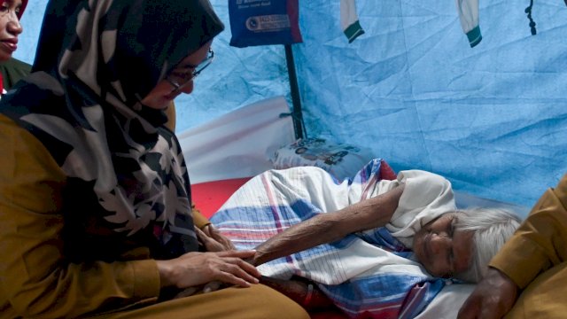 Bupati Luwu Utara Mengunjungi Salah Satu Warga yang Menjadi Korban Bencana Alam Banjir 
