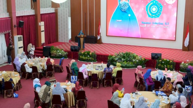Puncak peringatan Hari Ibu Provinsi Sulawesi Selatan (Sulsel), yang diselenggarakan Tim Penggerak PKK Sulsel, di Baruga Pattingalloang Makassar, Selasa, 27 Desember 2022, bertabur bantuan. Kegiatan ini dibuka Ketua TP PKK Sulsel, Naoemi Octarina.