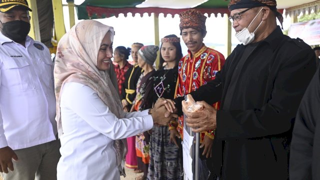 Bupati Luwu Utara Indah Putri Indriani Menyerahkan bantuan Sosial Kepada Perwakilan Masyarakat di Kecamatan Seko 