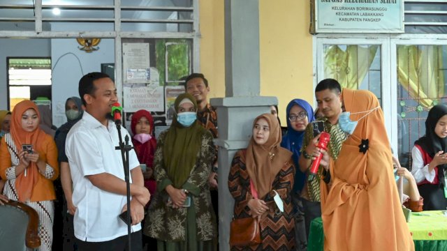 Gubernur Sulsel ANdio Sudirman Sulaiman Menyapa Warga Korban Tanah Longsor di Kabupaten Maros 