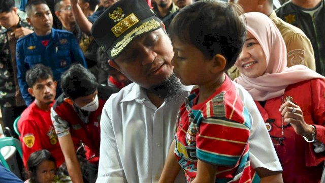 Gubernur Sulsel Andi Sudirman Sulaiman Mengendong Anak Korban Tanah Lonsor di Kabupaten Maros 