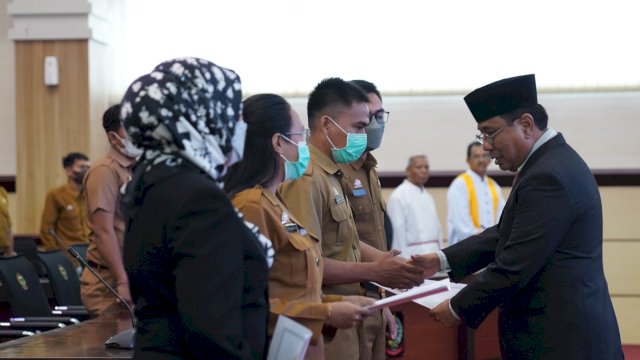 Pelaksana Harian (Plh) Sekretaris Daerah (Sekda) Pemerintah Provinsi (Pemprov) Sulawesi Selatan (Sulsel), Andi Aslam Patonangi, melantik 185 orang pejabat fungsional lingkup Pemprov Sulsel, di Ruang Rapat Pimpinan Kantor Gubernur, Kamis, 29 Desember 2022.