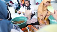 Bersama Srikandi Pemkot Makassar, Indira – Fatma Masak 600 Paket Makanan untuk Pengungsi Banjir di Katimbang