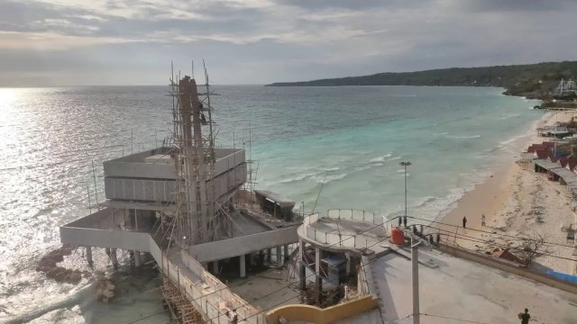 Pembangunan Masjid Terapung Bira di Kabupaten Bulukumba mulai tampak memperlihatkan progres yang baik. Struktur bangunan telah terlihat.