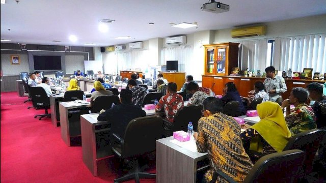 Suasana Rapat Komisi A DPRD Sulsle Bersama Sekwand an staf Sekretariat DPRD Sulsle 