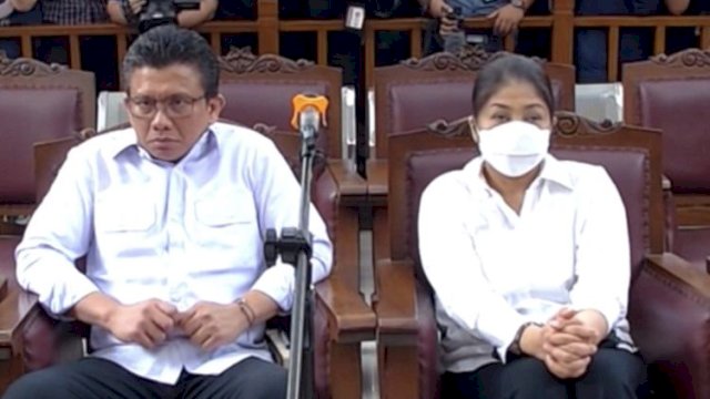 Terdakwa Putri Candrawathi Duduk di Sebelah Suaminya Ferdy Sambo 