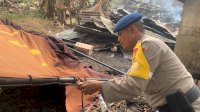 Rumah Panggung Ludes Terbakar, Brimob Bone Hadir Ringankan Beban Korban