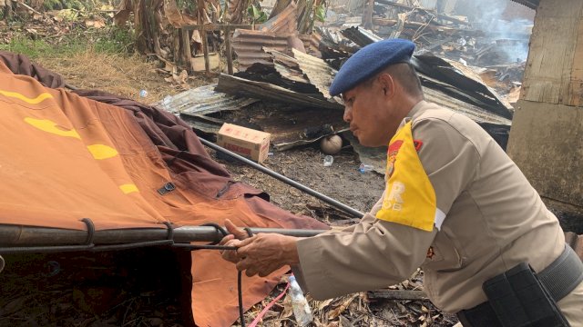 Rumah Panggung Ludes Terbakar, Brimob Bone Hadir Ringankan Beban Korban