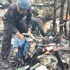 1 SST Brimob Bone Bersihkan Lokasi Kebakaran di Kelurahan Biru