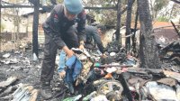 1 SST Brimob Bone Bersihkan Lokasi Kebakaran di Kelurahan Biru
