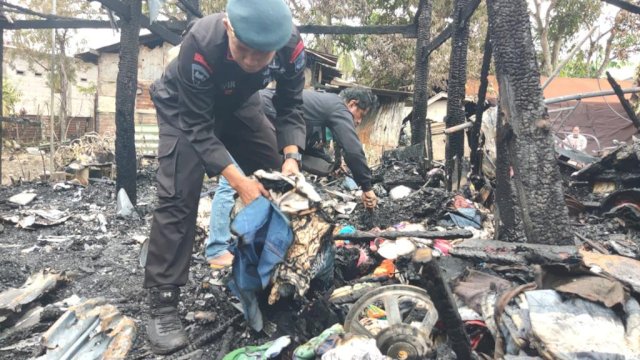 1 SST Brimob Bone Bersihkan Lokasi Kebakaran di Kelurahan Biru