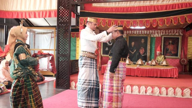 Kepala Staf Angkatan Darat (KASAD), Jenderal TNI Dudung Abdurachman diberi gelar nama adat Gowa Daeng Malewa. Pemberian nama ini berlangsung di Museum Istana Balla Lompoa, Kabupaten Gowa, Kamis (12/1) secara khidmat.