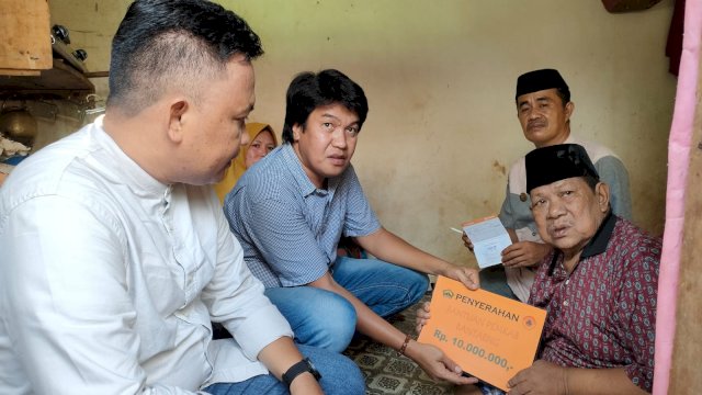 Ilham Azikin Salurkan Bantuan Bencana di Dua Desa