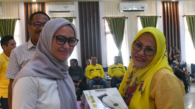 Bupati Luwu Utara Serahkan Bantuan Kepada UMKM