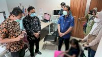 Fasilitasi Perawatan ke Jakarta, Gubernur Sulsel Jenguk Pasien Anak di RSCM Jakarta