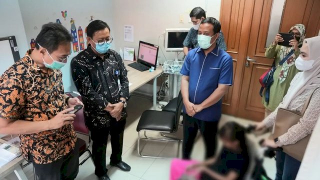 Fasilitasi Perawatan ke Jakarta, Gubernur Sulsel Jenguk Pasien Anak di RSCM Jakarta