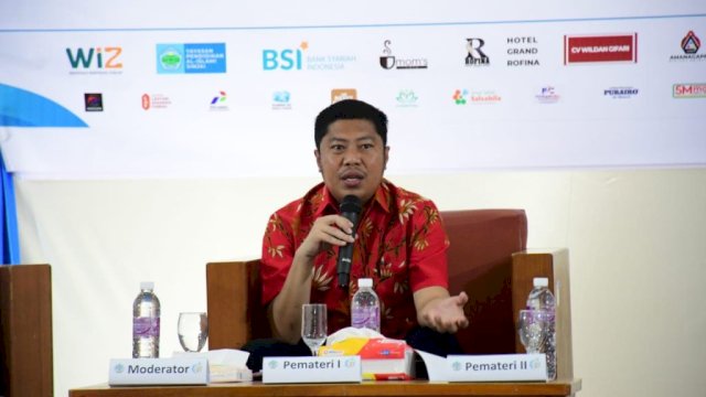 Pelaksana Tugas Kepala Dinas Pendidikan (Plt Kadisdik) Sinjai, Irwan Suaib menjadi salah satu narasumber pada seminar pendidikan yang diselenggarakan oleh Dewan Pengurus Daerah (DPD) Wahdah Islamiyah Sinjai di Gedung Pertemuan Hotel Sinjai, Minggu (22/1/2023).