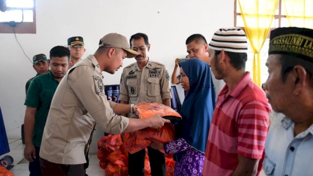 Bupati Sinjai, Andi Seto Asapa (ASA) menyalurkan bantuan logistik bagi warga terdampak bencana alam. Bantuan tersebut disalurkan secara simbolis di Aula Kantor Camat Sinjai Timur, Senin (23/1/2023).
