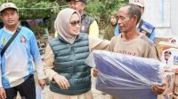 Bupati Lutra Salurkan 100 Bantuan Paket bagi Pemprov Bagi Korban Banjir di Desa Kalitata