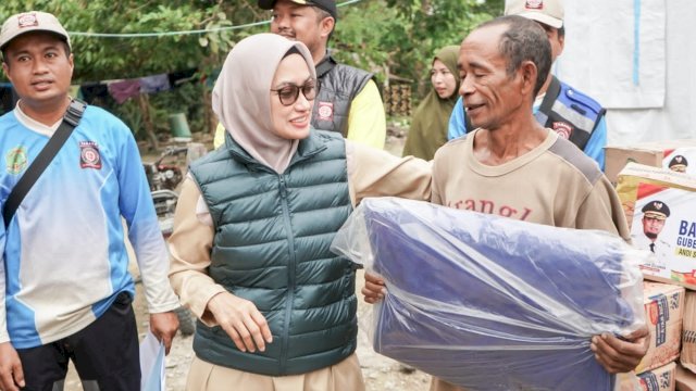 Bupati Lutra Salurkan 100 Bantuan Paket bagi Pemprov Bagi Korban Banjir di Desa Kalitata