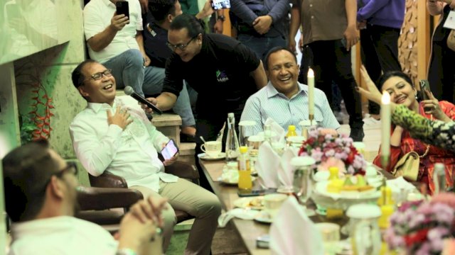 Wali Kota Makassar Moh Ramdhan Pomanto mengadakan jamuan makan malam bersama artis dan panitia konser Semua Jadi Satu di Kediaman Pribadinya, Selasa, (24/01/2023).&nbsp;