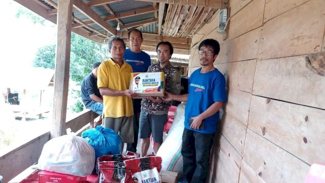 Gubernur Sulsel Salurkan Bantuan ke Korban Kebakaran dan Angin Puting Beliung di Toraja