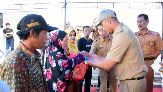 Bupati Sinjai Salurkan Bantuan Kepada Warga Terdampak Bencana Alam
