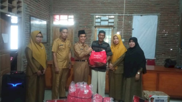 Wabup Serahkan Bantuan Tanggap Darurat Kepada 16 KK Warga Desa Patikarya