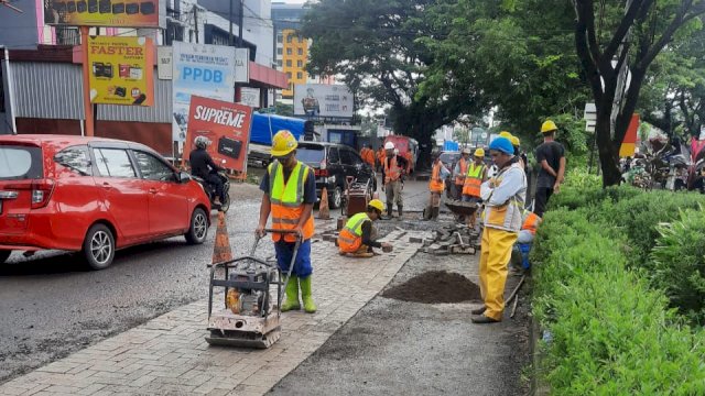 Bahayakan Pengendara, Dinas PUTR Sulsel Lakukan Penanganan Darurat Jalan Hertasning