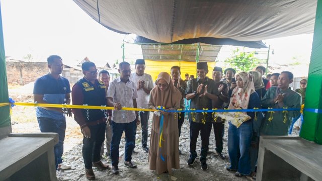 Bupati Luwu Utara, Indah Putri Indriani meresmikan pasar UMKM satu atap di Desa Tandung, Kecamatan Malangke. Minggu (01/01/2023)