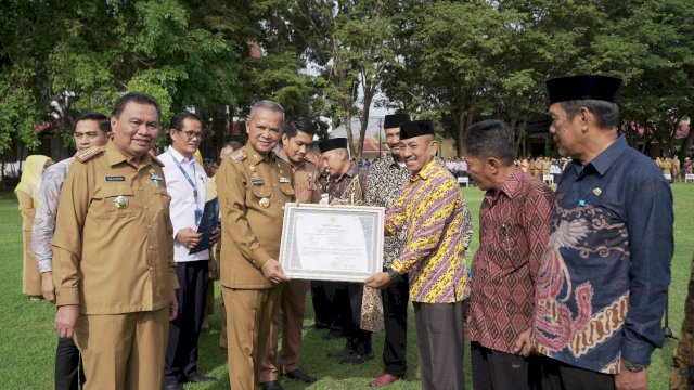 Mengawali tahun 2023, Pemerintah Kabupaten Luwu melaksanakan upacara bendera yang dirangkaikan dengan pelepasan ASN Purnabakti di lapangan upacara kantor Bupati Luwu, Senin (2/1/2023)